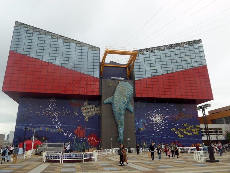 Explore the Wonders of Osaka Aquarium Kaiyukan: An Immersive Journey into the Heart of the Ocean